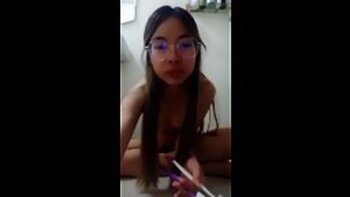 @yeeannhuii masturbate with two toothbrush