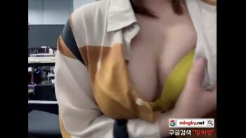 나는봤다 ~ 사무실에서 심심하면 가슴까고 셀카찍는 인턴녀