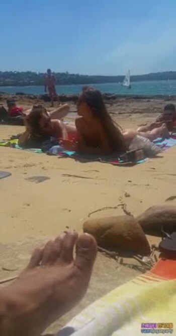 한국녀 누드해변 Korean_girls_on_nude_beach.avi