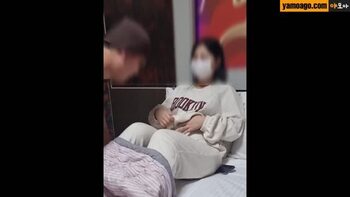 놀러 온 친구에게 자기 여친 가슴 빨아보라는 또라이 남친