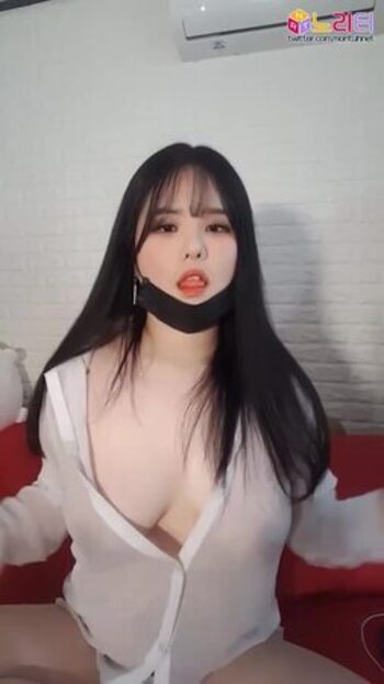 예쁘장한 bj 거대한 가슴 출렁이며 열심히 앵벌이