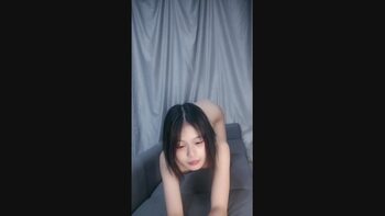 18세 여자와 남자친구의 생방송 첫 쇼