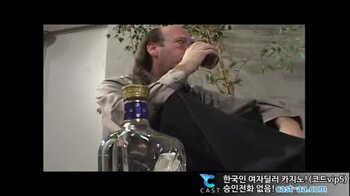 만취로 쓰러진 아빠자지를 맛나게 빨아주고 박아대는 딸