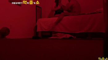 한국야동 [몰카] 카메라 설치 해놓은거 모르고 흑잦 열심히 빨아주는 아줌마