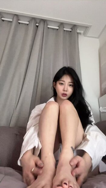 섹시 미녀 대박이쁨!! 풋잡 섹시영상 은꼴움짤 후방주의 NSFW