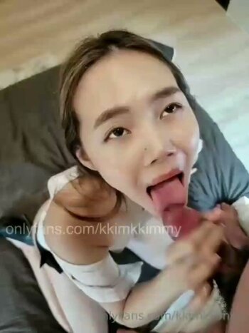 온팬야동 태국커플 블로우잡 미녀여친 KKIMKKIMMY 온리팬스 야동 얼굴사정 눈못뜨는여친 최신야동