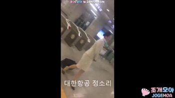 대한항공 정소라 팬티는 무슨색 - 스튜어디스 도촬 공공장소