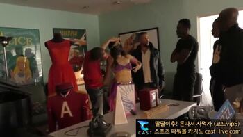 마네킹녀 둘러쌓여 학살당하네 11분07초